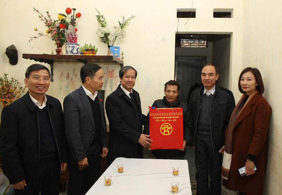 Bộ trưởng Nguyễn Kim Sơn và các Đại biểu thuộc Tổ bầu cử số 6, Đoàn Đại biểu Quốc hội TP Hà Nội thăm, trao quà cho hộ diện nghèo thuộc xã Vĩnh Quỳnh, huyện Thanh Trì. Bộ trưởng Nguyễn Kim Sơn và các Đại biểu thuộc Tổ bầu cử số 6, Đoàn Đại biểu Quốc hội TP Hà Nội thăm, trao quà cho hộ diện nghèo thuộc xã Vĩnh Quỳnh, huyện Thanh Trì.