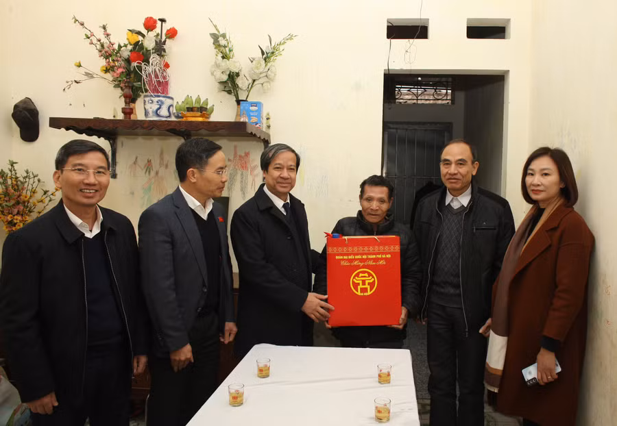 Bộ trưởng Nguyễn Kim Sơn và các Đại biểu thuộc Tổ bầu cử số 6, Đoàn Đại biểu Quốc hội TP Hà Nội thăm, trao quà cho hộ diện nghèo thuộc xã Vĩnh Quỳnh, huyện Thanh Trì.