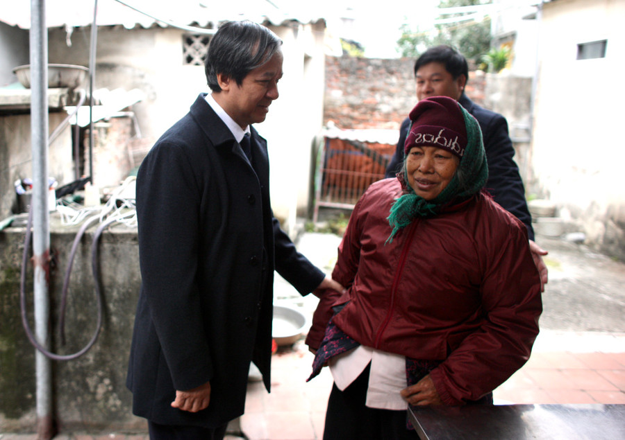 Bộ trưởng Nguyễn Kim Sơn thăm hỏi, động viên hộ thuộc diện nghèo ở xã Vĩnh Quỳnh, huyện Thanh Trì. Bộ trưởng Nguyễn Kim Sơn thăm hỏi, động viên hộ thuộc diện nghèo ở xã Vĩnh Quỳnh, huyện Thanh Trì.