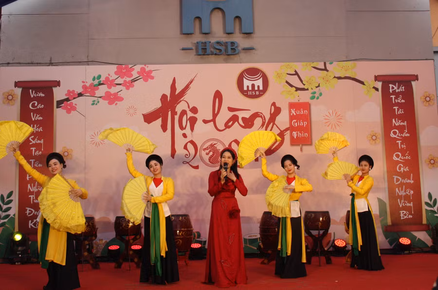 Tiết mục văn nghệ chào xuân tại Hội làng.