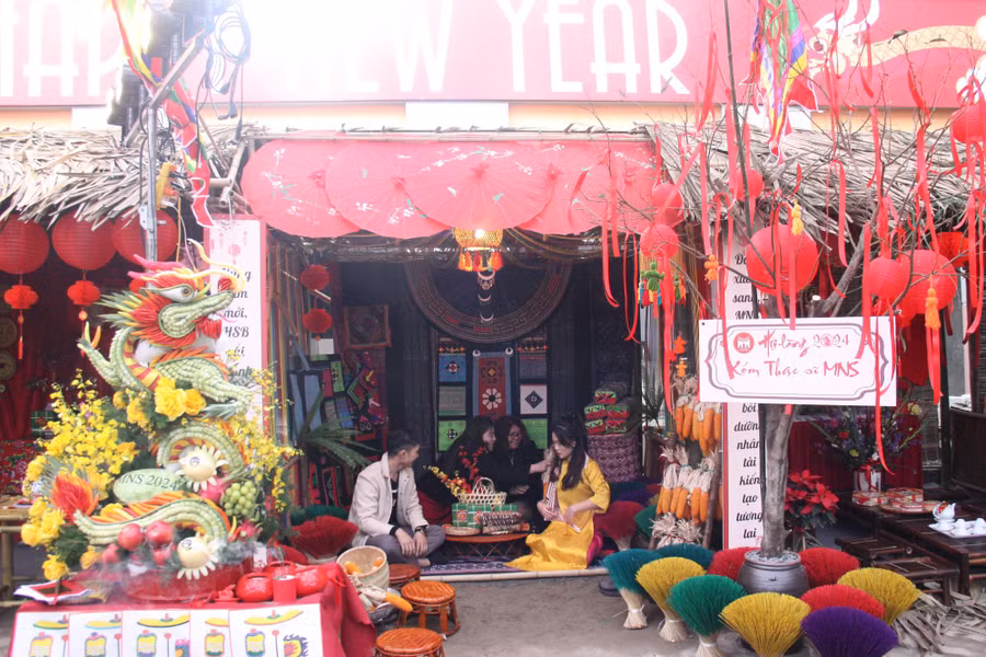 Nhiều gian hàng chuẩn bị rất công phu. Nhiều gian hàng chuẩn bị rất công phu.