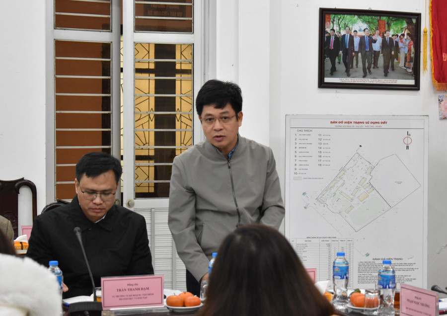 Đại diện lãnh đạo các cục, vụ thuộc Bộ GD&amp;ĐT trao đổi lại, lưu ý về nhiều vấn đề: chuyên môn, tổ chức dạy học, cơ sở vật chất…, gợi mở định hướng cho nhà trường trong thời gian tới.