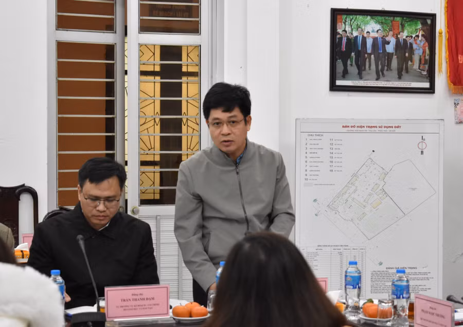 Đại diện lãnh đạo các cục, vụ thuộc Bộ GD&amp;ĐT trao đổi lại, lưu ý về nhiều vấn đề: chuyên môn, tổ chức dạy học, cơ sở vật chất…, gợi mở định hướng cho nhà trường trong thời gian tới.