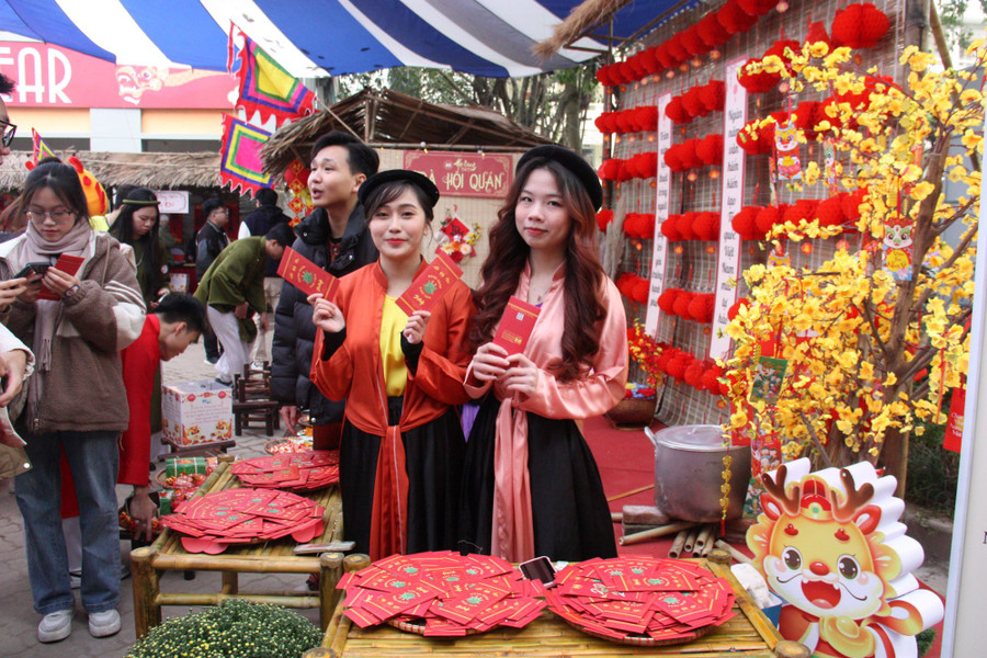 Hội làng thu hút sự tham gia đông đảo của sinh viên, học viên.