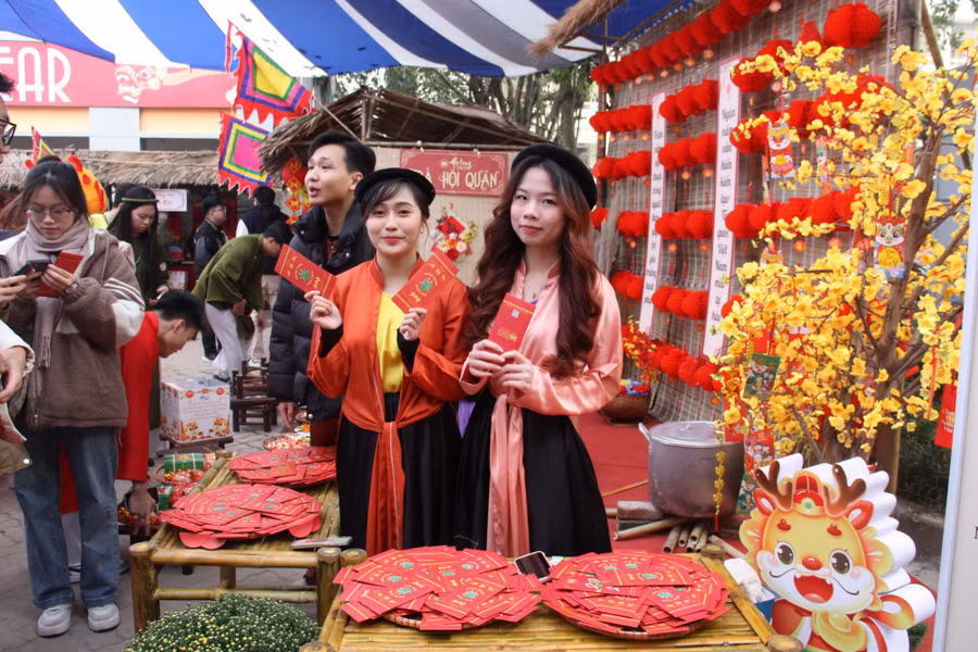 Hội làng thu hút sự tham gia đông đảo của sinh viên, học viên. Hội làng thu hút sự tham gia đông đảo của sinh viên, học viên.