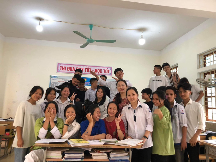 Cô Lê Na, giáo viên Trường PTDTNT THCS Kỳ Sơn, huyện Kỳ Sơn, Nghệ An và học trò.