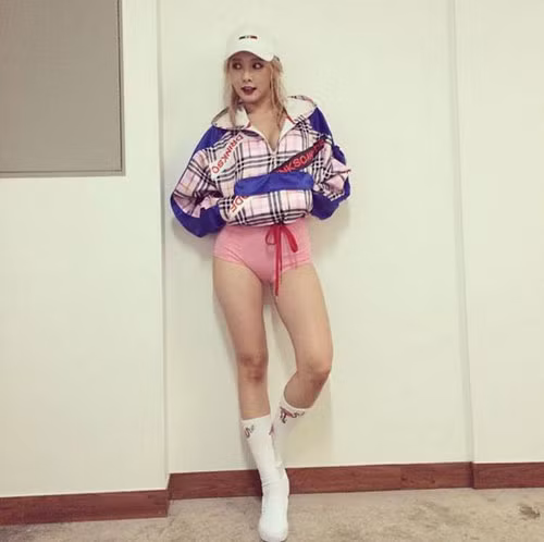 Nghệ sĩ Hàn “phát cuồng” vì trang phục ngắn ảnh 1