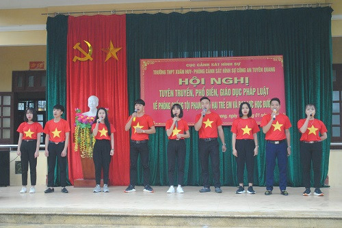 Học sinh Trường THPT Xuân Huy biểu diễn văn nghệ chào mừng Hội nghị