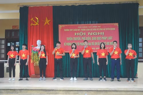 Học sinh Trường THPT Xuân Huy biểu diễn văn nghệ chào mừng Hội nghị