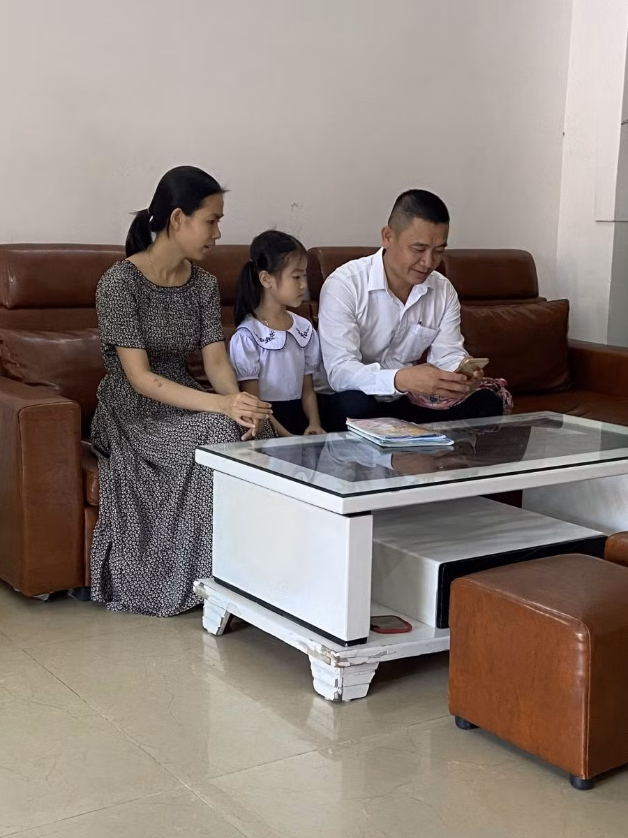 Phụ huynh cùng học sinh theo dõi khai giảng online qua fanpage của nhà trường