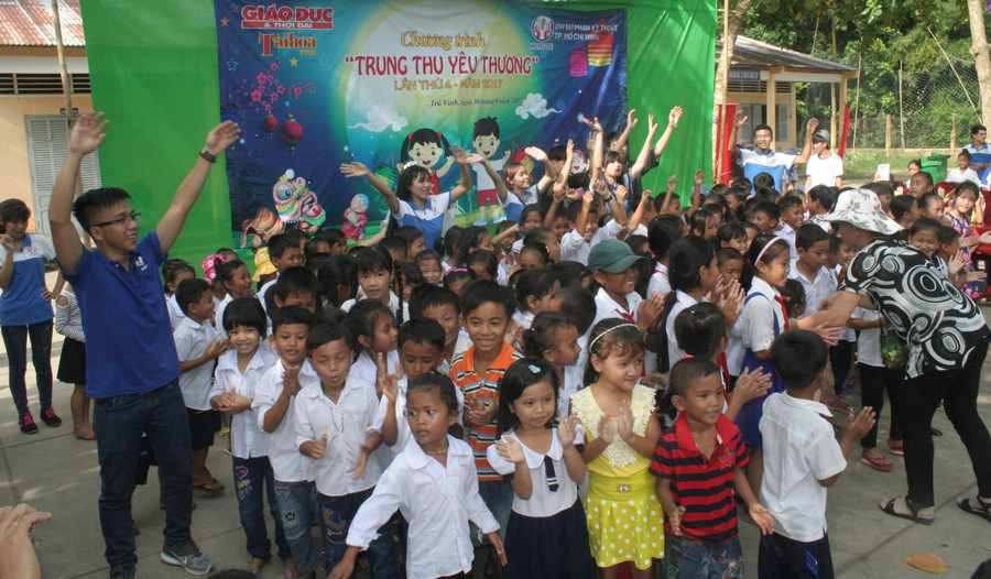 Những tiết mục giao lưu vui nhộn của các bạn tình nguyện viên