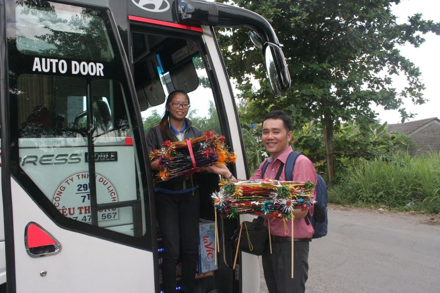 Cán bộ, SV tình nguyện Trường ĐH Sư phạm kỹ thuật TP HCM vận chuyển quà đến Trường TH Hàm Giang B