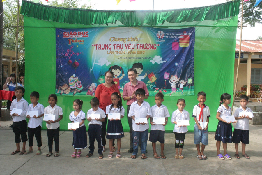 Đại diện Báo Giáo dục và Thời đại và Trường TH Hàm Giang B trao học bổng cho HS