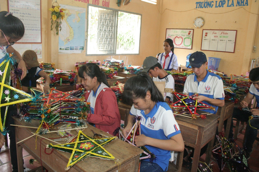 Sinh viên tình nguyện tự tay làm lồng đèn tặng cho các em HS