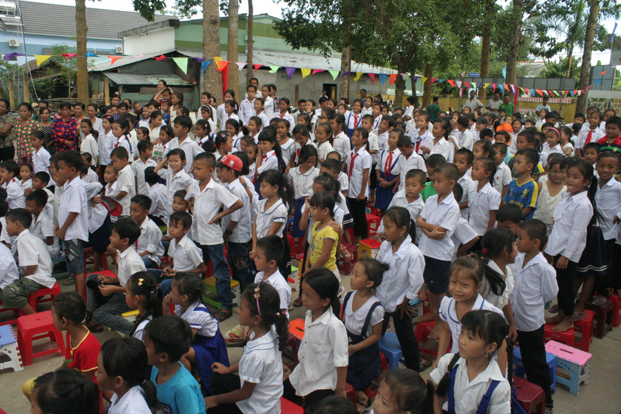 Đông đảo HS Trường TH Hàm Giang A và Hàm Giang B đến nhận quà