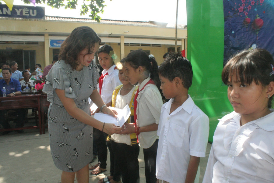 Cô Nguyễn Thị Phương Thúy - Đại diện Trường ĐH Sư phạm Kỹ thuật TP HCM trao học bổng cho HS