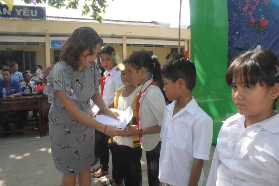 Cô Nguyễn Thị Phương Thúy - Đại diện Trường ĐH Sư phạm Kỹ thuật TP HCM trao học bổng cho HS Cô Nguyễn Thị Phương Thúy - Đại diện Trường ĐH Sư phạm Kỹ thuật TP HCM trao học bổng cho HS