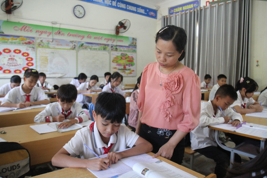 Cô trò Trường THCS Chăn Nưa (Sìn Hồ, Lai Châu). Ảnh: TG Cô trò Trường THCS Chăn Nưa (Sìn Hồ, Lai Châu). Ảnh: TG