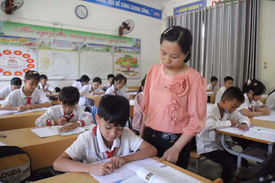 Cô trò Trường THCS Chăn Nưa (Sìn Hồ, Lai Châu). Ảnh: TG