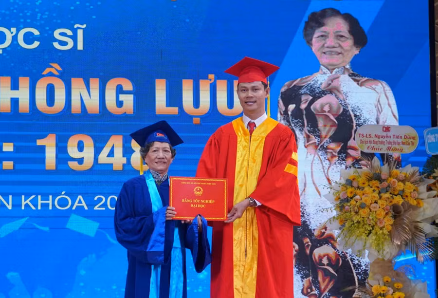 Bà Nguyễn Thị Hồng Lựu nhận bằng tốt nghiệp ngành Dược. Ảnh: NVCC Bà Nguyễn Thị Hồng Lựu nhận bằng tốt nghiệp ngành Dược. Ảnh: NVCC
