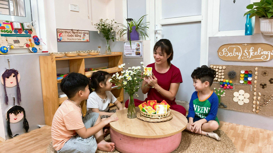 Cô trò Trường Mầm non 8/3 trong một hoạt động trên lớp. Cô trò Trường Mầm non 8/3 trong một hoạt động trên lớp.
