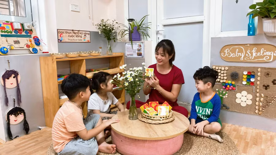 Cô trò Trường Mầm non 8/3 trong một hoạt động trên lớp.