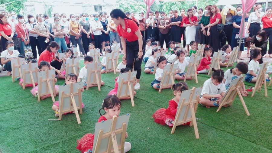 Một buổi học ngoài trời của cô – trò Trường Mầm non Hoa Phượng (Kim Bôi, Hòa Bình).