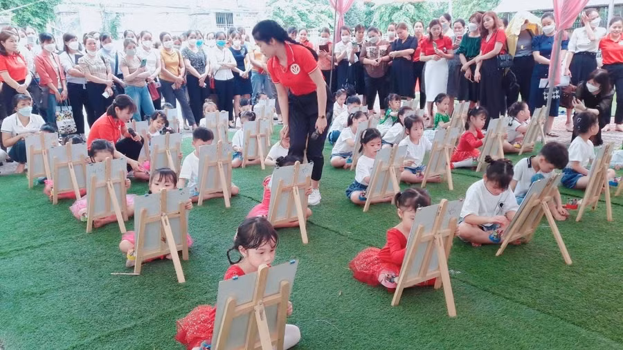 Một buổi học ngoài trời của cô – trò Trường Mầm non Hoa Phượng (Kim Bôi, Hòa Bình).