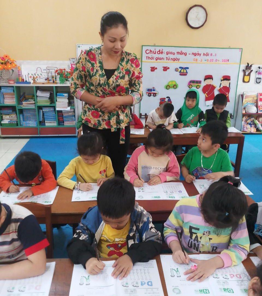 Cô – trò Trường Mầm non Nhân Mỹ (Lý Nhân, Hà Nam). Cô – trò Trường Mầm non Nhân Mỹ (Lý Nhân, Hà Nam).