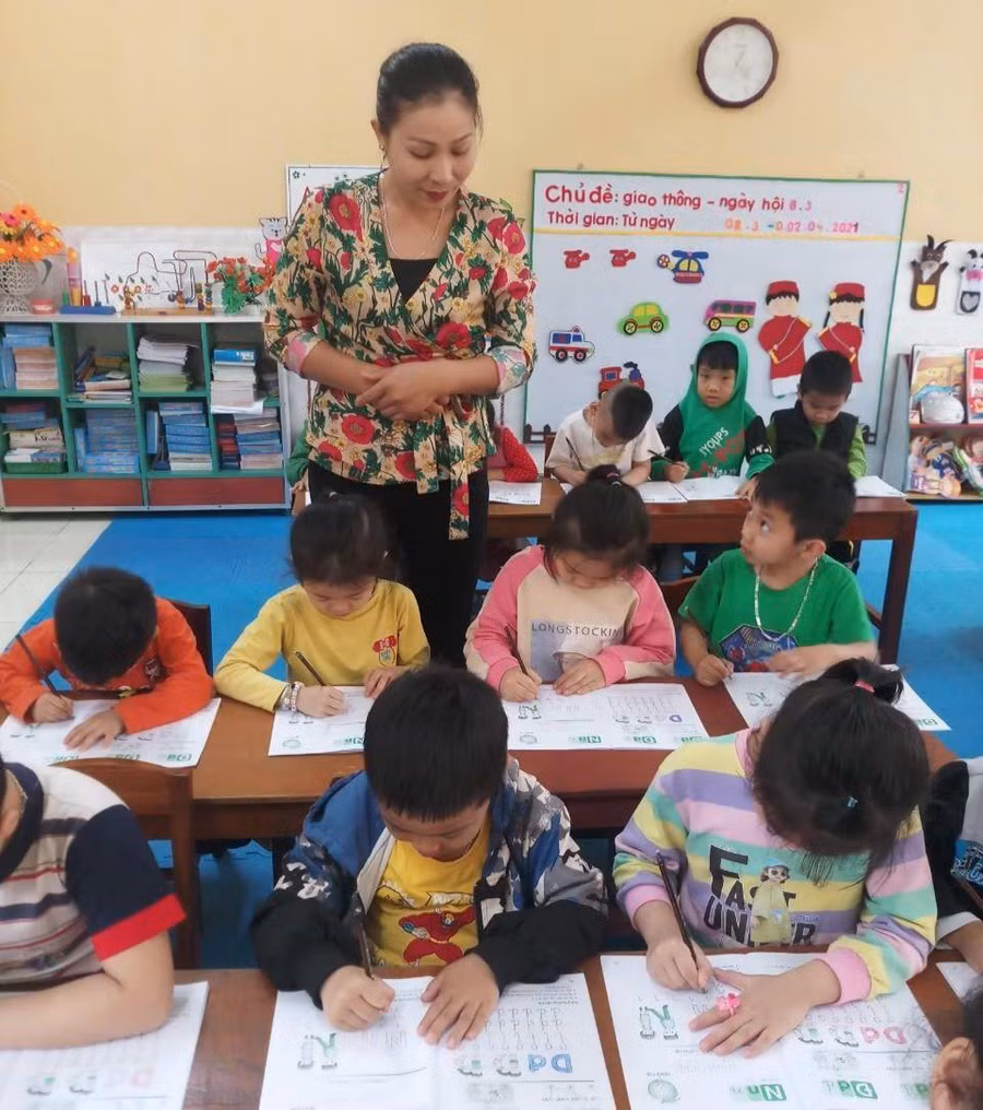 Cô – trò Trường Mầm non Nhân Mỹ (Lý Nhân, Hà Nam).