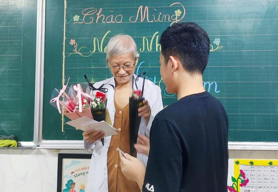 Học sinh trong lớp học xóa mù chữ phường 5 chúc mừng cô Anh dịp 20/11. Học sinh trong lớp học xóa mù chữ phường 5 chúc mừng cô Anh dịp 20/11.