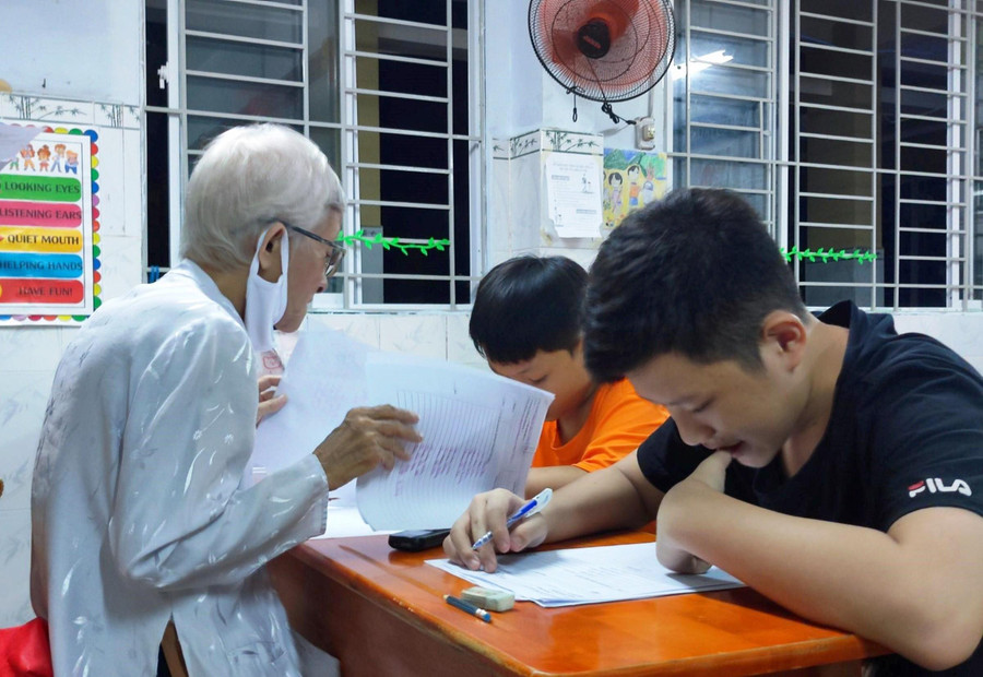 Lớp học xóa mù chữ hoạt động đều đặn từ 18 đến 20 giờ các ngày thứ 3, 4, 5 hàng tuần. Lớp học xóa mù chữ hoạt động đều đặn từ 18 đến 20 giờ các ngày thứ 3, 4, 5 hàng tuần.