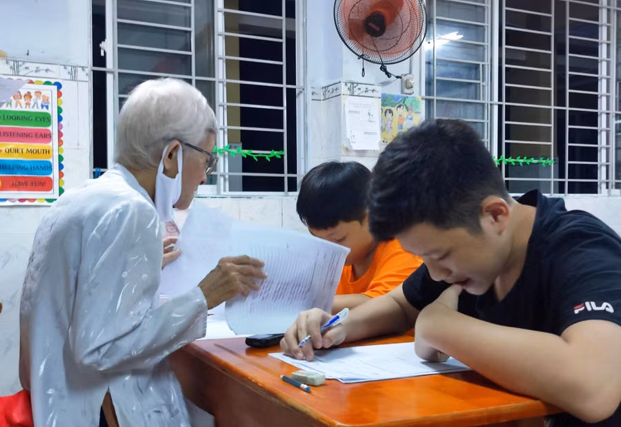 Lớp học xóa mù chữ hoạt động đều đặn từ 18 đến 20 giờ các ngày thứ 3, 4, 5 hàng tuần.