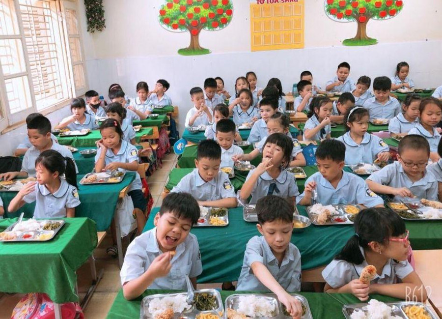 Học sinh Trường Tiểu học Văn Yên (quận Hà Đông, Hà Nội) trong giờ ăn trưa. Học sinh Trường Tiểu học Văn Yên (quận Hà Đông, Hà Nội) trong giờ ăn trưa.