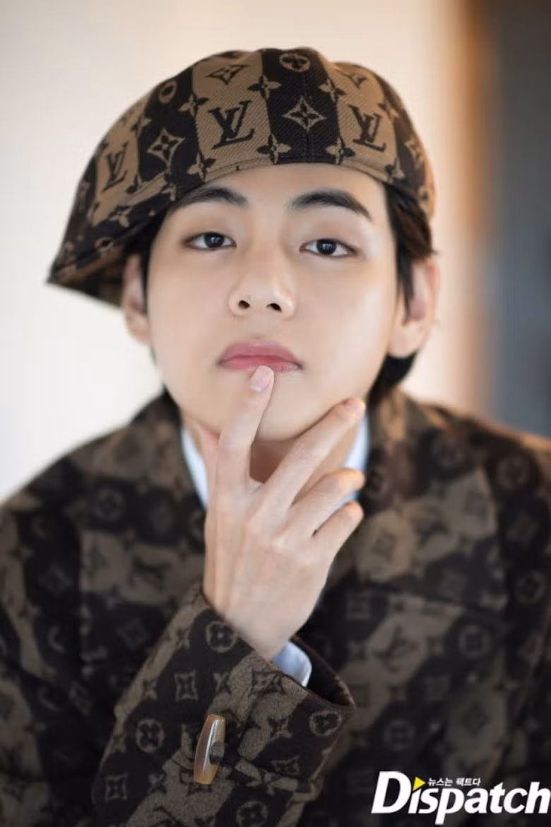 V (BTS): Chỉ hai tuần sau khi Jimin hồi phục sau Covid-19, V đã có kết quả dương tính. Vào ngày 15/2, BigHit Entertainment đã nêu chi tiết về tình trạng của V và kết quả xét nghiệm trong một tuyên bố của Weverse. Tại thời điểm kiểm tra, V bị đau họng và sốt nhẹ.