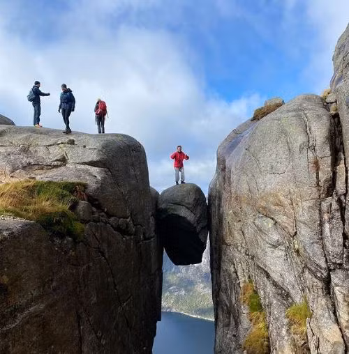 Tảng đá kỳ lạ, nơi nhiều người đánh cược mạng sống để... sống ảo ảnh 5