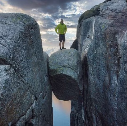 Tảng đá kỳ lạ, nơi nhiều người đánh cược mạng sống để... sống ảo ảnh 4