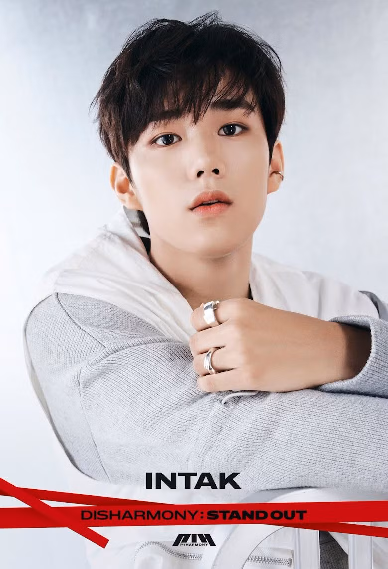 Intak (P1Harmony): Vào đầu tháng 2, Intak đã dương tính với Covid-19 từ một thành viên trong gia đình, sau kỳ nghỉ Tết Nguyên đán. FNC Entertainment đã thông báo cho người hâm mộ của Intak về kết quả kiểm tra của anh ấy trên Weverse.