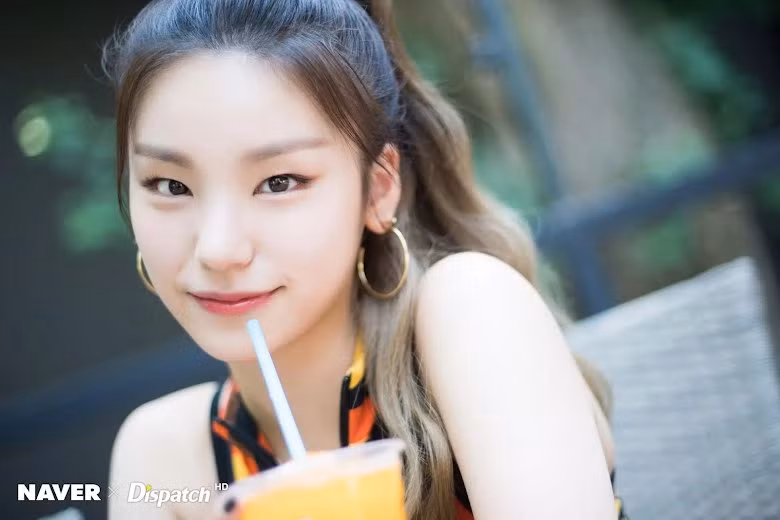 Yeji (ITZY): Thật không may, Lia không phải là thành viên ITZY duy nhất dương tính với Covid-19. Ngay sau khi JYP Entertainment chia sẻ kết quả xét nghiệm của cô ấy, công ty đã thông báo với người hâm mộ rằng Yeji cũng đã có kết quả xét nghiệm dương tính với Covid-19 và đang có triệu chứng.