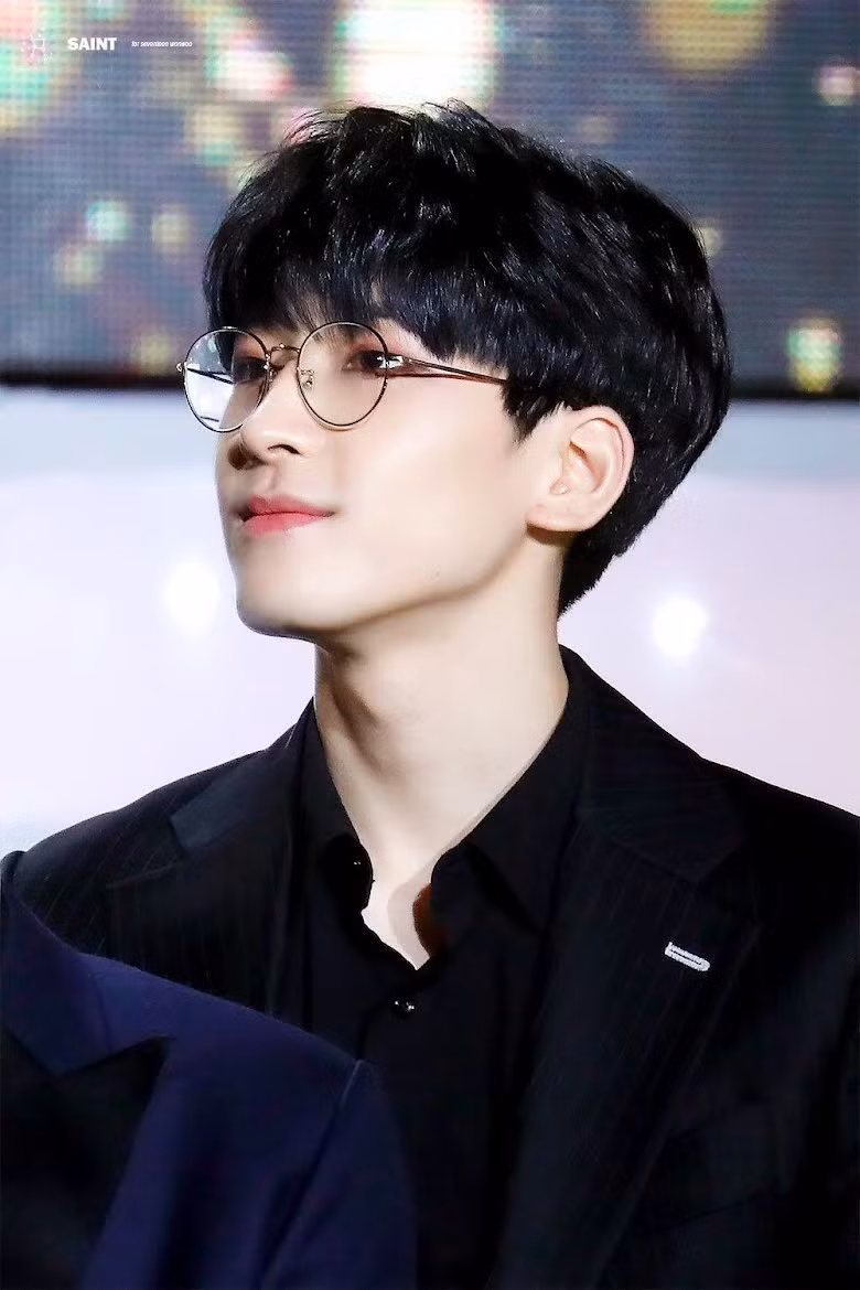 Wonwoo (SEVENTEEN): Vào ngày 12/2, Pledis Entertainment thông báo rằng Wonwoo đã có kết quả xét nghiệm dương tính với Covid-19 và đang có các triệu chứng giống như bệnh cúm.