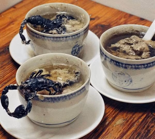 Món súp bọ cạp nguyên con khiến nhiều người khiếp sợ khi nhìn thấy.