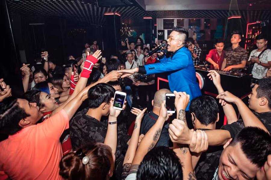 Nam ca sĩ Tuấn Hưng.