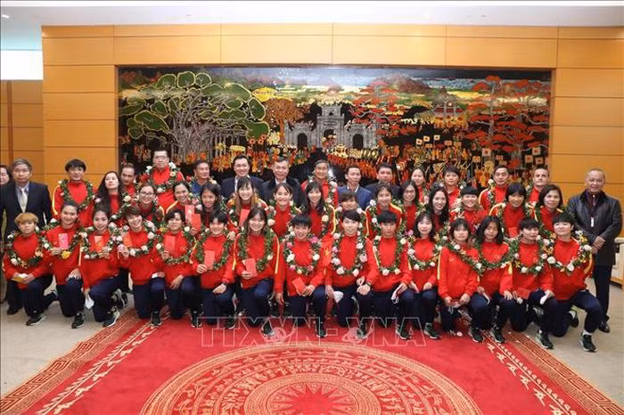 Đội tuyển bóng đá nữ Việt Nam tại lễ đón.