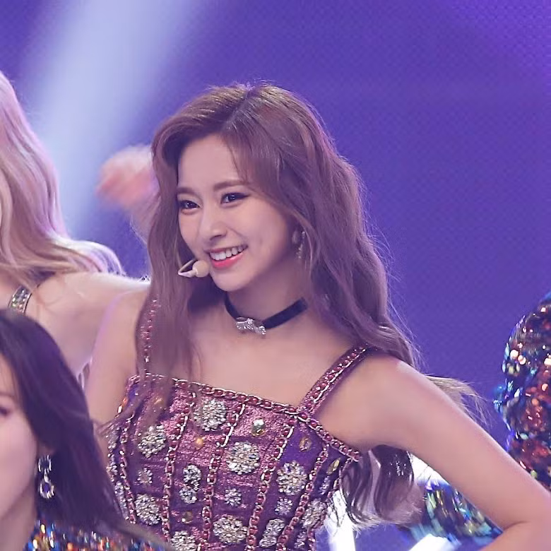 Tzuyu của TWICE - 16 tuổi: Thành viên nhỏ tuổi nhất của TWICE ra mắt cùng với các thành viên của cô ấy vào ngày 20/10/2015 với mini album The Story Begins.