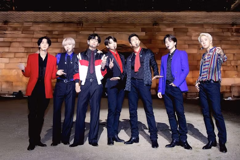 1. BTS: BTS là nhóm nhạc nam Hàn Quốc được thành lập vào năm 2010 và ra mắt vào năm 2013 bởi Big Hit Entertainment gồm 7 thành viên. BTS là một trong những nhóm nhạc không chỉ có sức ảnh hưởng trong khu vực mà còn lan rộng và đánh sang thị trường quốc tế. BTS phá vỡ kỷ lục ở nhiều nước như: Anh, Mỹ, Úc, Canada đang dần khẳng định được vị thế của mình trong nền âm nhạc toàn thế giới.