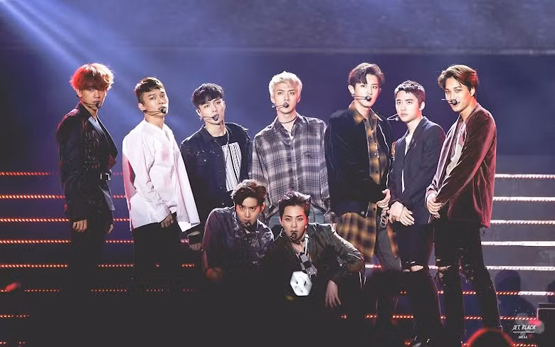 7. EXO: EXO là một nhóm nhạc nam Hàn Quốc-Trung Quốc bao gồm 12 thành viên khi debut nhưng hiện tại còn 9 thành viên. Nhóm được công ty giải trí SM Entertainment thành lập tại Seoul vào ngày năm 2011 và ra mắt công chúng vào 8/4 năm 2012. Âm nhạc của họ được phát hành và biểu diễn bằng tiếng Hàn, tiếng Quan Thoại và tiếng Nhật chủ yếu kết hợp với các thể loại nhạc dance pop, hip-hop, R&amp;B, nhạc dance điện tử cũng như house và trap.
