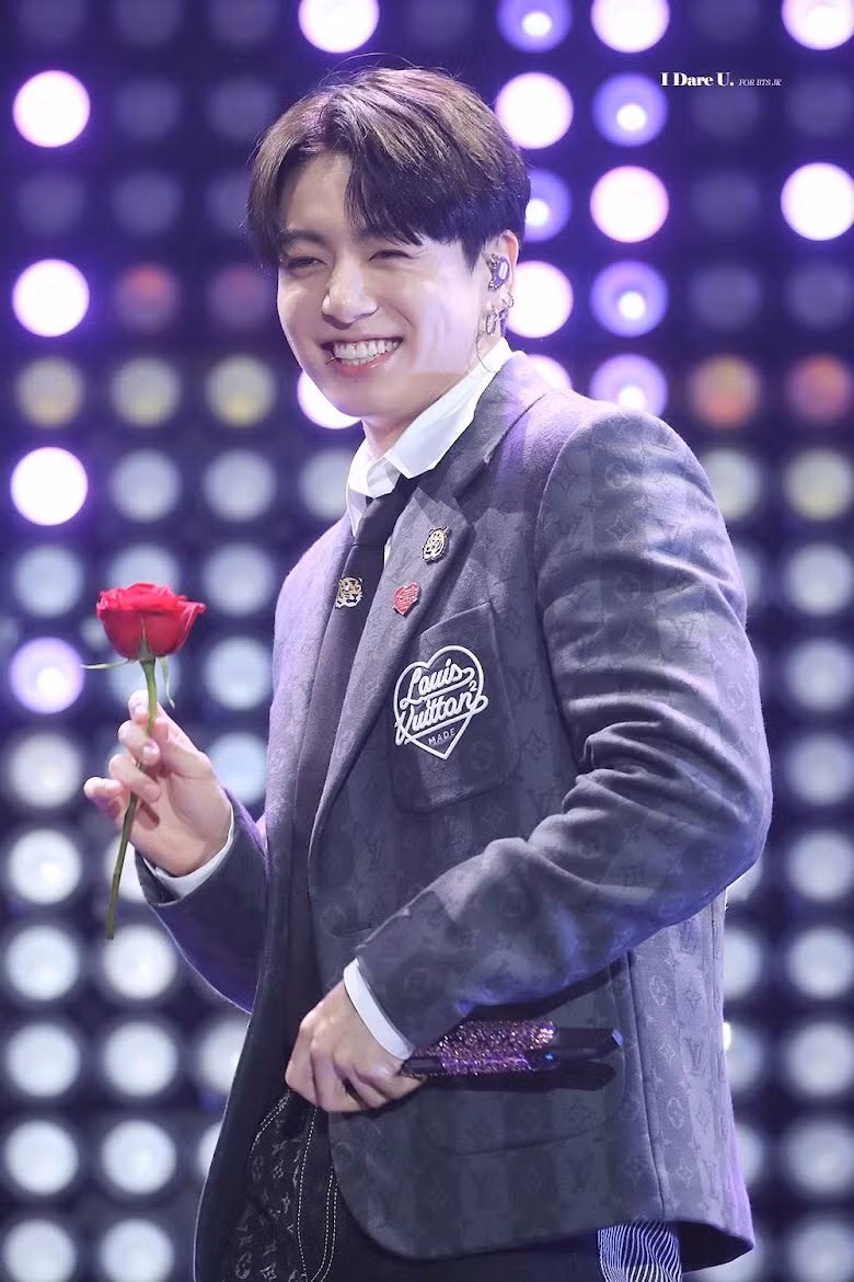 11. Jeon Jungkook (Jungkook của BTS): Jungkook là thành viên nhỏ tuổi, tài năng trong nhóm nhạc nổi tiếng thế giới BTS. Anh có biệt danh “Golden Maknae” - Em út vàng nổi tiếng nhất KPOP thế hệ Gen 3 với hàng loạt kỹ năng vượt trội. Đồng thời, không thể không kể đến gương mặt điển trai, thân hình 6 múi chuẩn soái ca cùng khả năng phô diễn giọng hát đỉnh cao, đi kèm vũ đạo hút hồn khi trình diễn trên sân khấu.