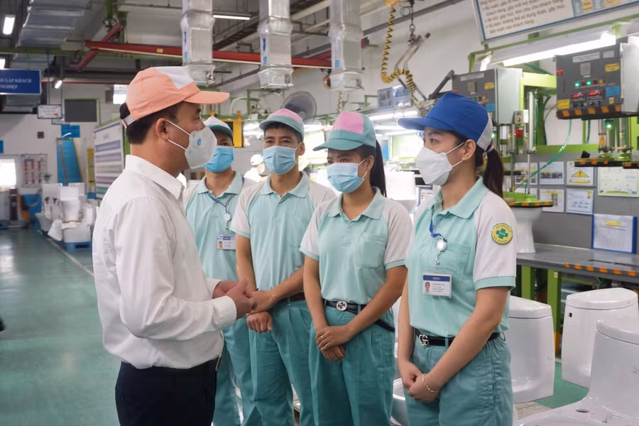 Tổng giám đốc BHXH Việt Nam Nguyễn Thế Mạnh kiểm tra việc hỗ trợ người lao động tại Công ty TNHH TOTO Việt Nam.