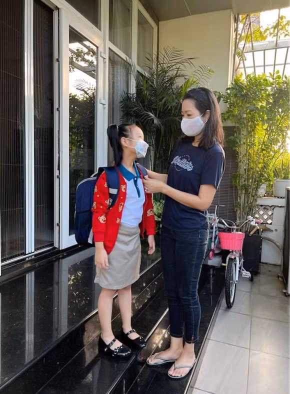 NSƯT Trịnh Kim Chi cùng chồng dậy sớm đưa con gái đến trường. Cô chia sẻ: "14/2/2022, hôm nay Ánh Vy được đến trường sau thời gian học online tại nhà. Hôm nay cũng là ngày Valentine nên được ông xã cho ké đưa Vy đi học nè".