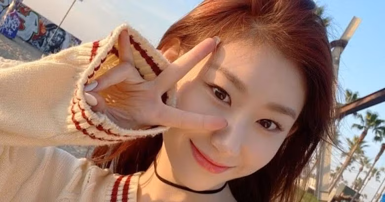 Chaeryoung (ITZY): Chaeryoung là thành viên ITZY thứ ba có kết quả xét nghiệm dương tính với Covid-19 trong tháng này. Trong một thông báo, JYP Entertainment cho biết Chaeryoung ban đầu đã xét nghiệm âm tính vào ngày 12/2, nhưng cô ấy đã có kết quả dương tính ba ngày sau đó. Cô ấy đang bị đau đầu và ho.